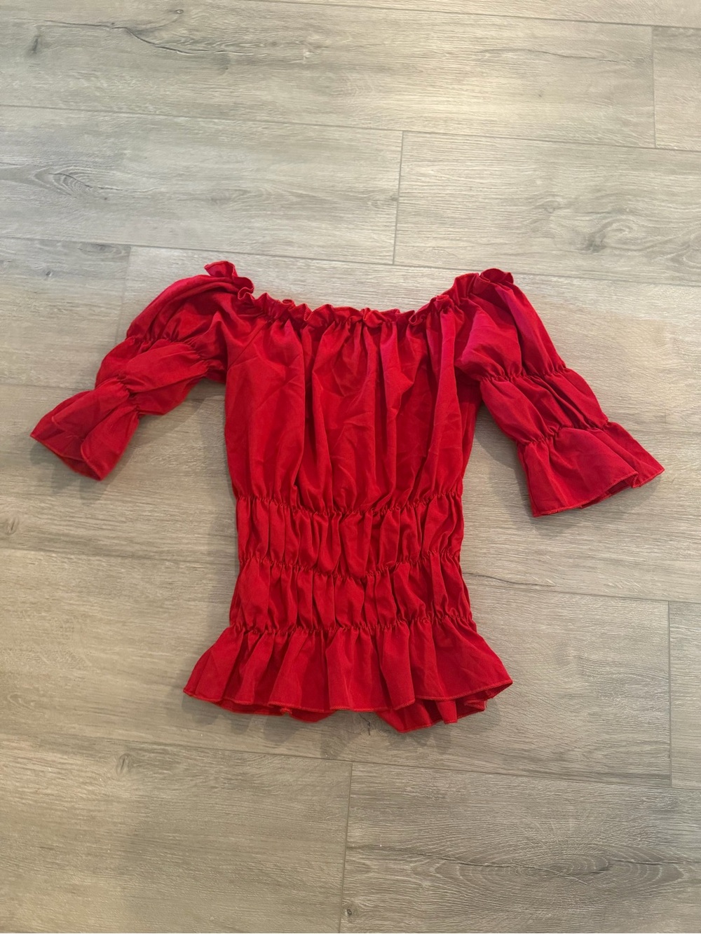 NWOT woman’s red off the shoulder smocked top size small - Picture 2 of 3